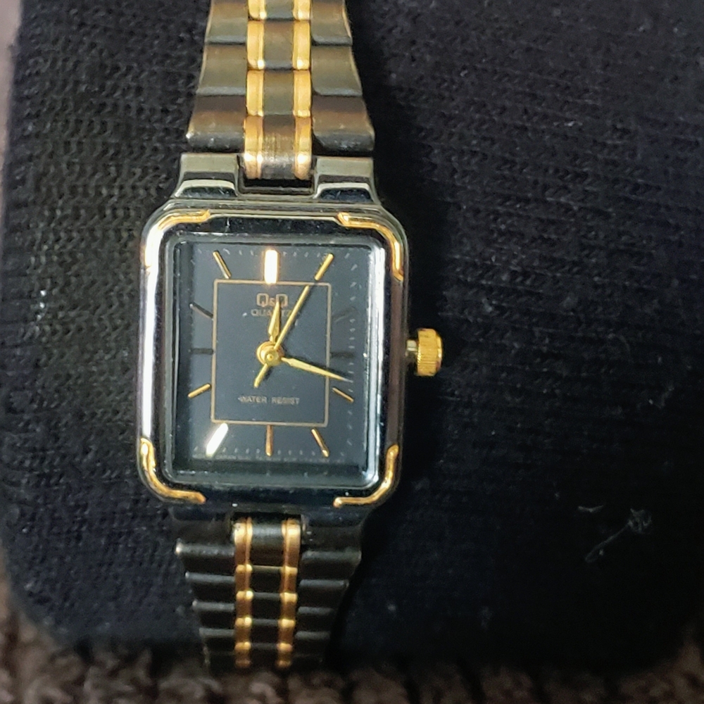 Vintage Q&Q Women's Gold and Black Watch